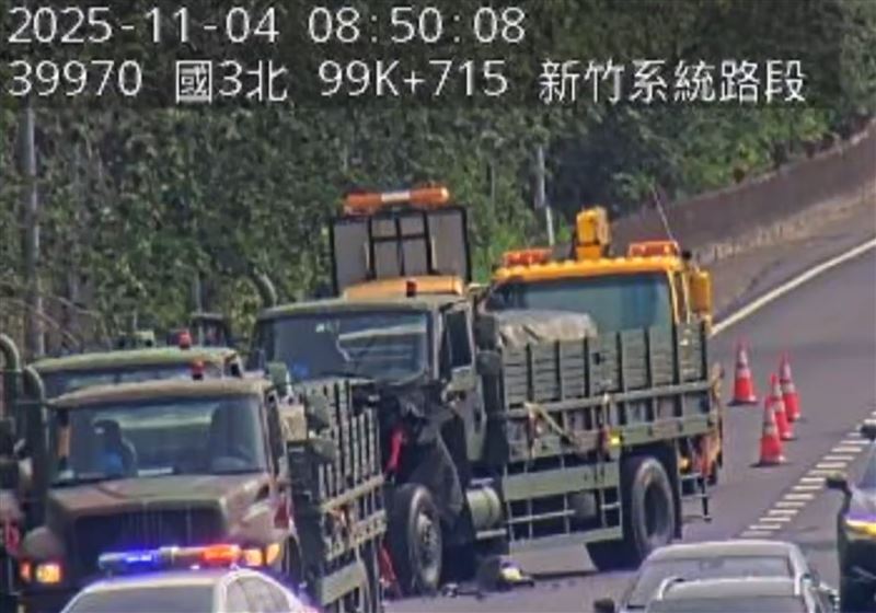 第三地區支援指揮部乙輛中型戰術輪車上午執行任務期間，不慎撞擊前方軍車。（圖／翻攝畫面）