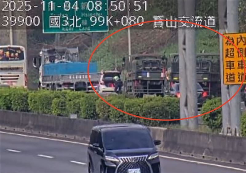 陸軍軍用卡車在國道追撞。（圖／翻攝畫面）