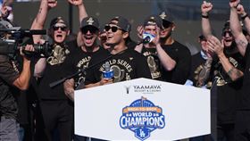 山本由伸在道奇球場用英文致詞。（圖／美聯社／達志影像）