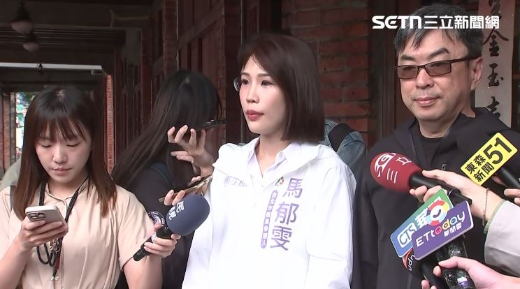 《馬郁雯宣布參選記者會》前立委段宜康陪同馬郁雯（左）出席。（圖／翻攝畫面）