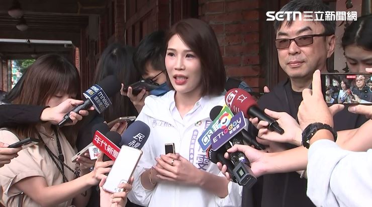 《馬郁雯宣布參選記者會》前立委段宜康陪同馬郁雯（左）出席。（圖／翻攝畫面）