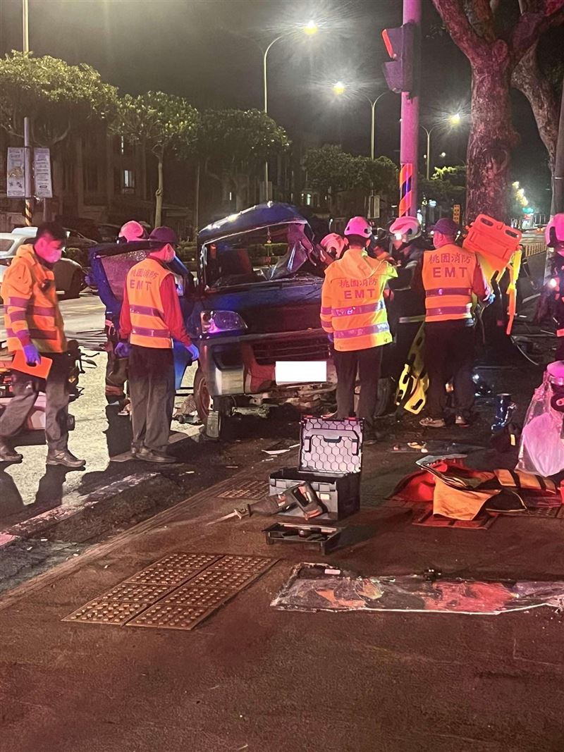 白色轎車疑似毒駕，高速撞擊小貨車，小貨車駕駛傷重不治。（圖／翻攝畫面）