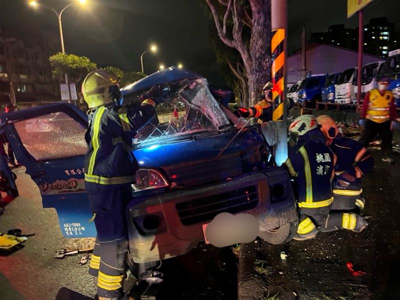 小貨車駕駛卡在座位，送醫不治。（圖／翻攝畫面）