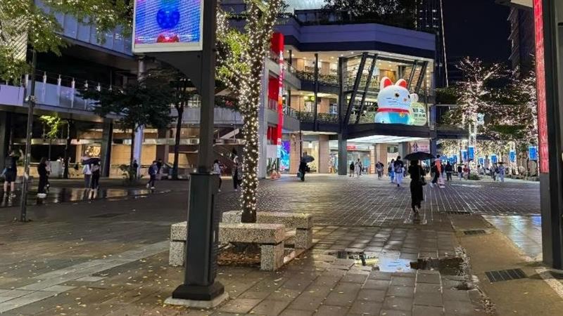 被害民眾在信義區A9廣場受到驚嚇手機噴飛。（圖／翻攝畫面）