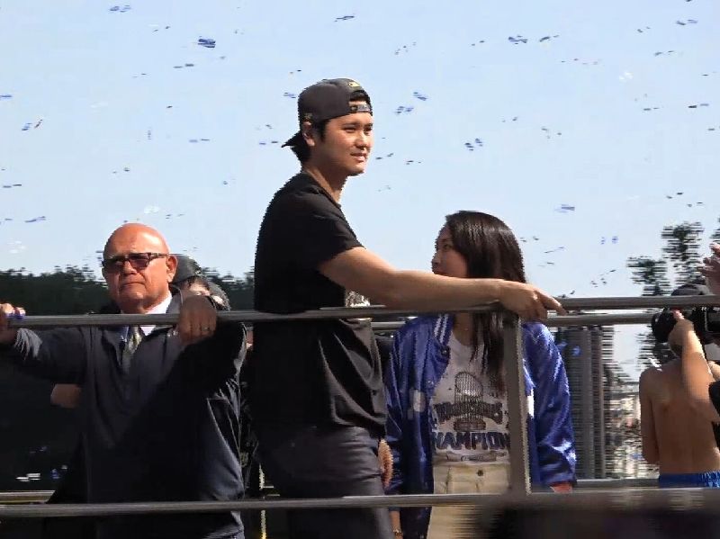 道奇封王，球星大谷翔平與妻子田中真美子3日與全隊一起登上巴士遊街，與25萬球迷慶祝勝利。（圖／中央社）