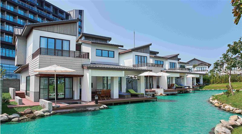 加碼優惠-於11月30日前持旅展券完成預訂，並於2026年1月31日前入住，入住豪華湖畔Villa即贈「玥房型住宿券」乙張。（圖／宜蘭綠舞國際觀光飯店提供）