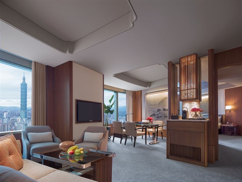 「雅仕套房一晚住宿套組」不僅坐擁城市環景視野，更包含完整的豪華閣尊榮禮遇，旅展限定優惠價22,998元，約享36折。（圖／凱撒飯店連鎖提供）