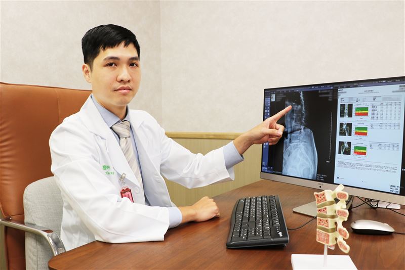 聯新國際醫院骨質疏鬆門診主治醫師黃淳邦提醒，骨質疏鬆症是可逆轉的疾病，提早檢查守護行動力。（圖／聯新國際醫院提供）