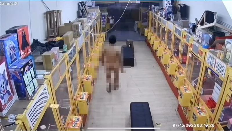 26歲王男今年7月15日凌晨3時10分許，跑到鳳山區一家娃娃機店內，脫光全身衣物，全裸潛伏店家。（圖／翻攝畫面）
