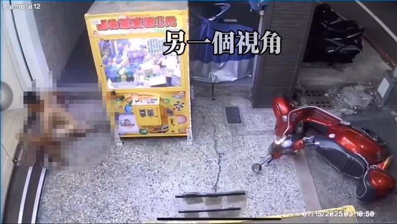 26歲王男襲擊另名娃娃機店的顧客，一路打到店外。（圖／翻攝畫面）