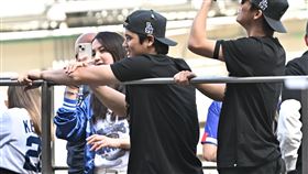 道奇封王遊行，大谷妻子真美子靠在他手臂上。（圖／美聯社／達志影像）