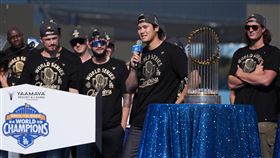 大谷翔平用英文和球迷說「準備再拿下一座冠軍。」（圖／美聯社／達志影像）