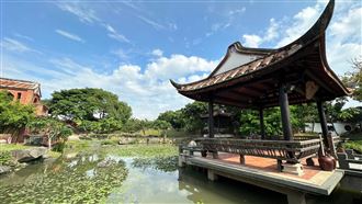 林安泰古厝民俗文物館推出「新生兒抓週、收涎禮俗體驗」活動，凡到館報名參加並出示打卡「#普發現金一萬」，即可獲得精美小禮一份。（圖／台北市觀光局提供） 