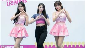 桃氣女孩空降球場（右）韓籍女神朴昭映、（左）金佳垠、（中）舞蹈總監陸筱晴正式亮相（圖／影響力動能提供）