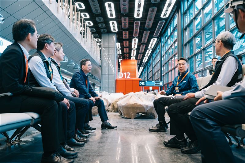 陳世凱（右後）試坐北登機廊廳連座椅。（圖／機場公司提供）