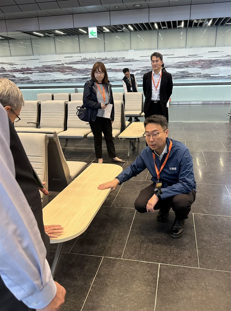 陳世凱檢視連座椅邊桌。（圖／機場公司提供）