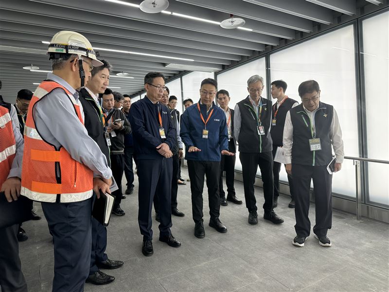 陳世凱(前排右三)視察第二航廈往第三航廈北登機廊廳出境動線之連接通廊。（圖／機場公司提供）