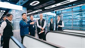陳世凱（前排左二）視察北登機廊廳入境動線之電扶梯。（圖／機場公司提供） 