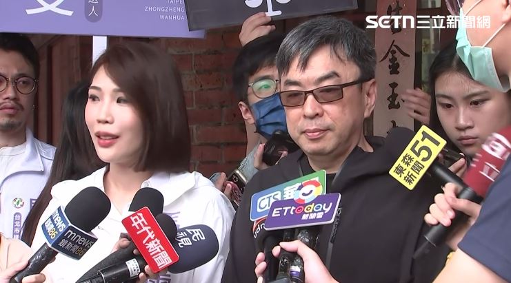 《馬郁雯宣布參選記者會》前立委段宜康陪同馬郁雯（左）出席。（圖／翻攝畫面）