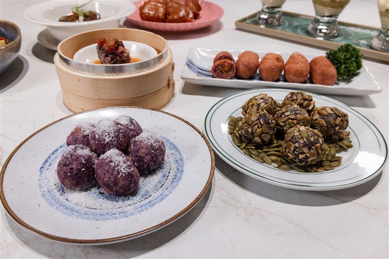 饗食天堂林口三井店將林口特產紫薯搬上桌。(圖／饗賓集團提供）