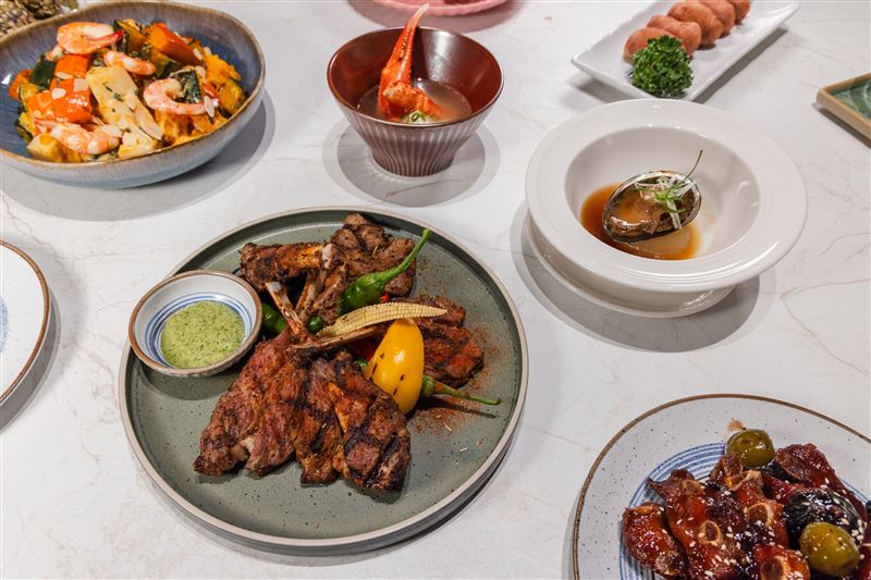 饗食天堂林口三井店首推「炭烤羊肩排佐阿根廷青醬」、「鮑魚磯煮白玉」、「雪蟹旬味湯」。(圖／饗賓集團提供）