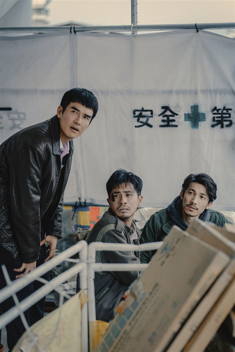 楊一展急忙帶著連炳發及受傷的逃逸移工逃到公廁手術。（圖／台灣公共電視、中華電信、瀚草文創提供）