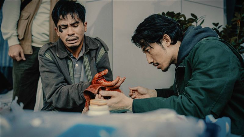 連炳發在車站為逃逸移工急救縫合。（圖／台灣公共電視、中華電信、瀚草文創提供）
