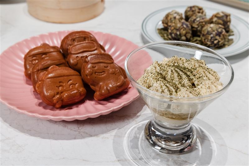 饗食天堂最受歡迎的「饗食小夥伴人形燒」，也推出限定版草莓卡士達口味。(圖／饗賓集團提供）