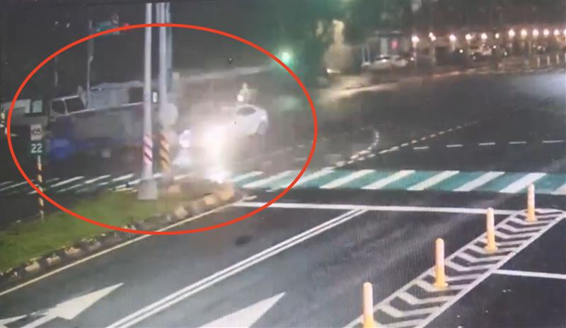 黃男駕駛白車擦撞小貨車。（圖／翻攝畫面）