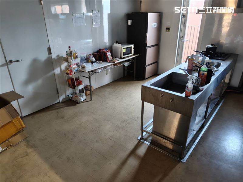 東京宿舍環境糟糕，與當時圖片相差甚遠。（圖／民眾提供）