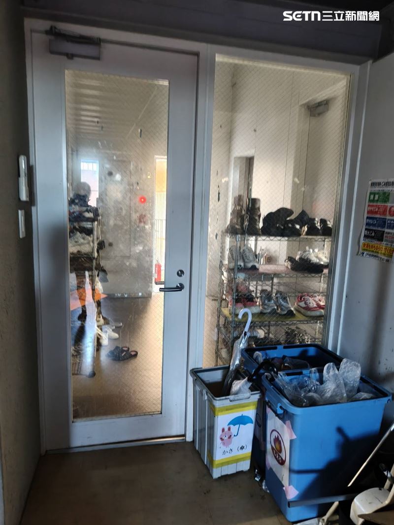 原來業者早在合約上搞小動作，依法應簽「遊學契約」，但給團員簽「留學契約」規避責任，簽完名馬上收走不給考慮機會。（圖／民眾提供）