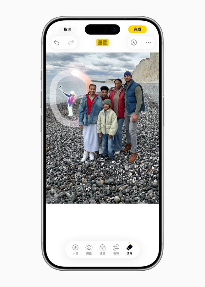 「清除」工具協助使用者編輯照片，移除背景中令人分心的元素，同時仍忠於拍攝者所捕捉的時刻。（圖／Apple提供）