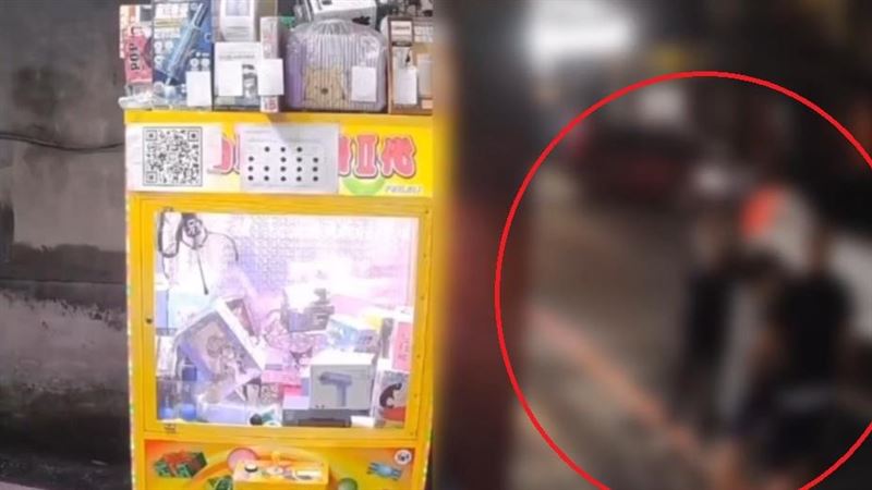 劉男擅自使檳榔攤水龍頭，遭制止竟當街甩陳女巴掌。（圖／翻攝畫面）