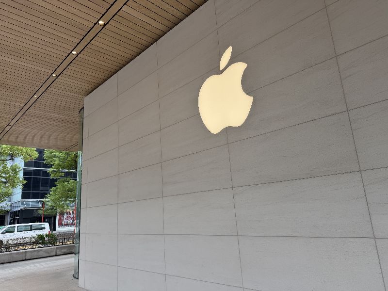 蘋果公司4日推出Apple Intelligence繁體中文版，當用戶請求處理AI任務時，會先分析能否在裝置端完成，若需要更高的運算能力，會透過私密雲端運算發送到伺服器端處理，在回傳回應後即刪除資料。圖為蘋果台北直營店。（圖／中央社）