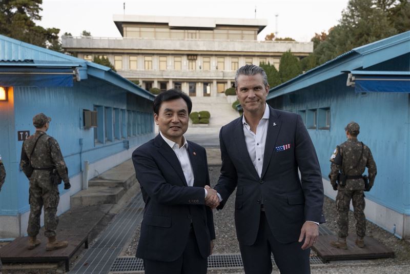 赫格塞搭乘美軍直升機抵達南北韓交界的非軍事區（DMZ），並與南韓國防部長安圭伯會面。（圖／翻攝自X平台 @SecWar）