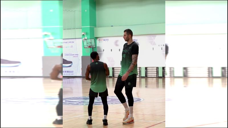 洋基工程173公分美籍後衛傑克森（Loren Cristian Jackson）與217公分庫薩斯組成天龍地虎。（圖／翻攝自Threads @yankeyark_official）