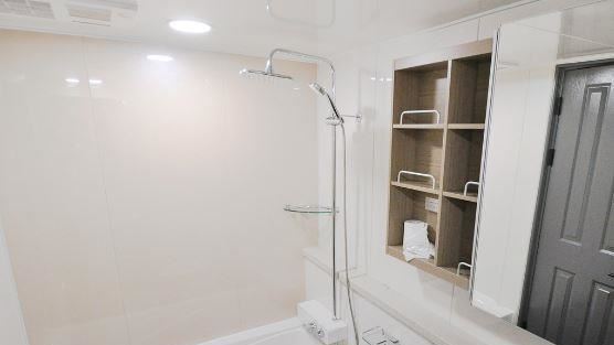 外籍看護洗澡都要爬上天花板…原因超心酸