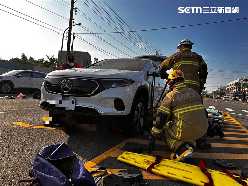男騎士噴進賓士車底，當場失去呼吸心跳。（圖／翻攝畫面）
