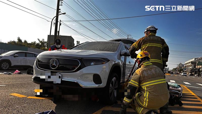 男騎士噴進賓士車底，當場失去呼吸心跳。（圖／翻攝畫面）