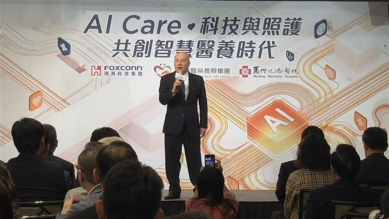 鴻海攜手馬偕醫院與祥寶長照集團，導入AI穿戴裝置、遠距醫療平台與外骨骼輔具，打造智慧長照新模式。從即時健康監測到照服員安全輔助，全面升級長者照護品質，實現醫療與長照無縫接軌，翻轉高齡社會照顧樣貌。 （圖／記者師瑞德攝影）