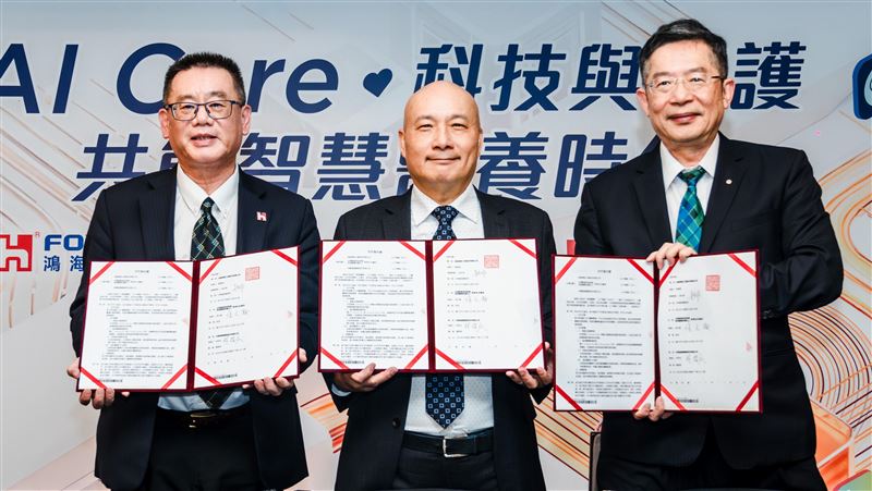 鴻海攜手馬偕醫院與祥寶長照集團，導入AI穿戴裝置、遠距醫療平台與外骨骼輔具，打造智慧長照新模式。從即時健康監測到照服員安全輔助，全面升級長者照護品質，實現醫療與長照無縫接軌，翻轉高齡社會照顧樣貌。（圖／鴻海提供）