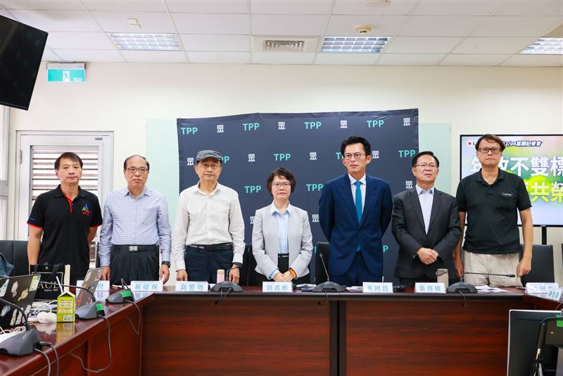 民眾黨立院黨團4日召開「年改不雙標，世代要共榮」記者會。（圖／民眾黨提供）