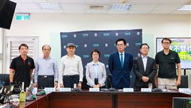 民眾黨立院黨團今（4日）召開「年改不雙標，世代要共榮」記者會。（圖／民眾黨提供） 