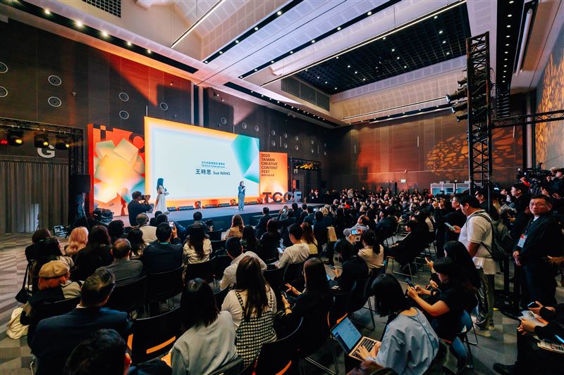 當你追劇流淚或大笑時,有人已悄悄把「一部戲」變成上億元的內容商機!一年一度的 TCCF 創意內容大會正式登場,集結來自全球超過700件企劃案、破千萬提案獎金、百家機構現場搶案,讓臺灣內容產業躍升為亞洲新創金庫。這不只是影視展,更是賺錢夢的起點。(圖/文策會提供)