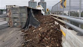 國道3號桃園大溪交流道今天（4日）發生一起翻車事故，一輛砂石車行經該處時，疑因過彎失控翻覆。