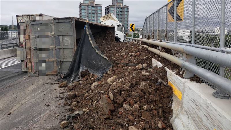國3大溪路段砂石車翻覆　疑過彎失控釀禍