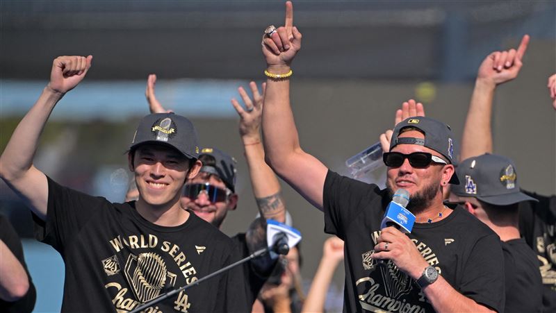 洛哈斯（Miguel Rojas）在道奇封王遊行幫佐佐木朗希慶生。（圖／路透社／達志影像）