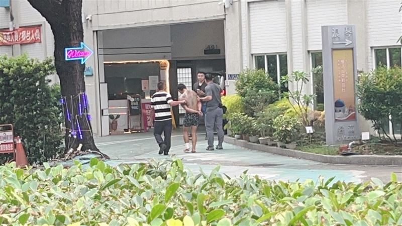 黃男因腳受傷，一跛一跛被帶回。（圖／翻攝自Threads）