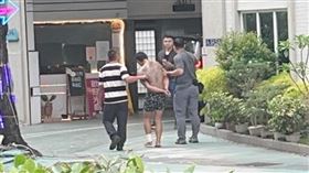 台中毒品通緝犯躲警追捕！腳傷掛彩「下跪上銬」一跛一跛被帶回