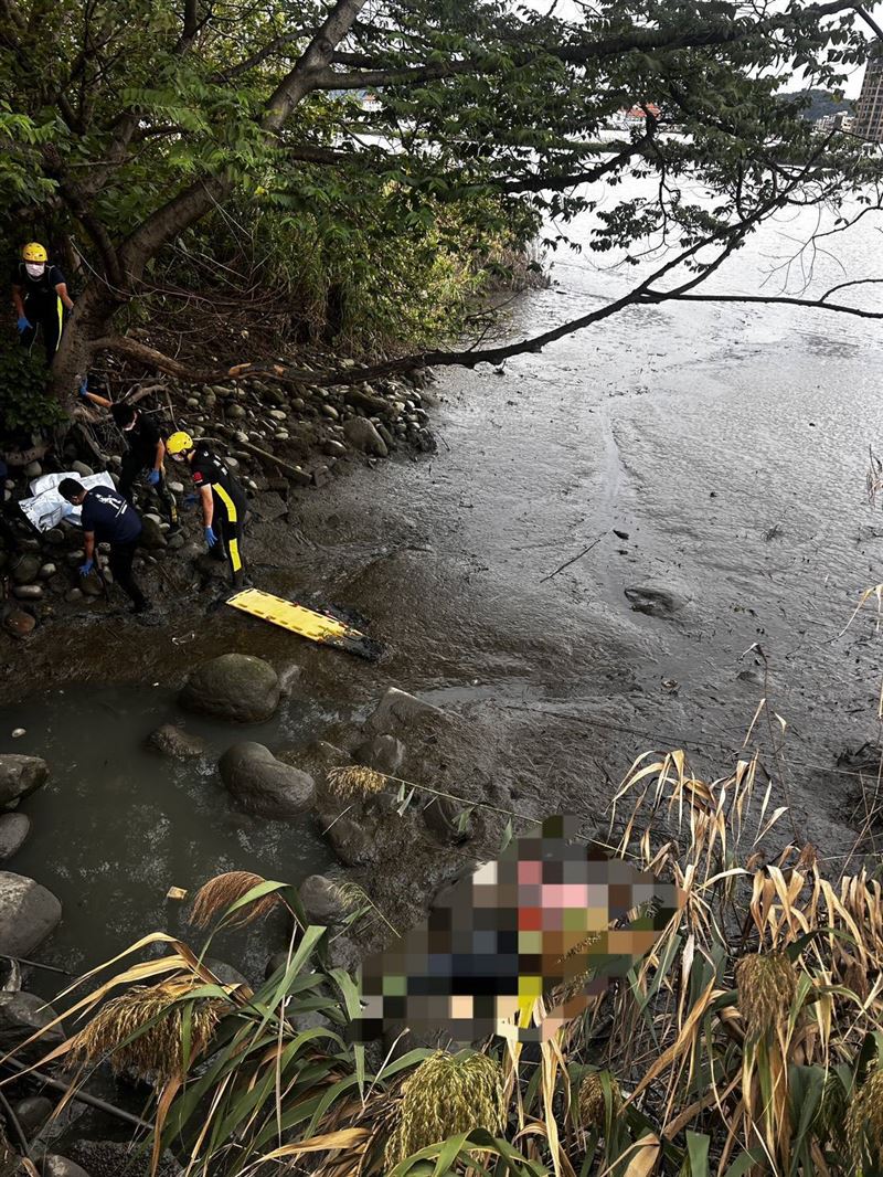 打撈上岸的浮屍浮腫難辨。（圖／翻攝畫面）